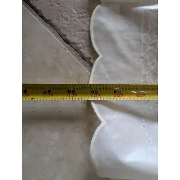 Vintage plastice WIPEABLE oval table cloth faux embroidery pattern 55" x 88" - Picture 4 of 8